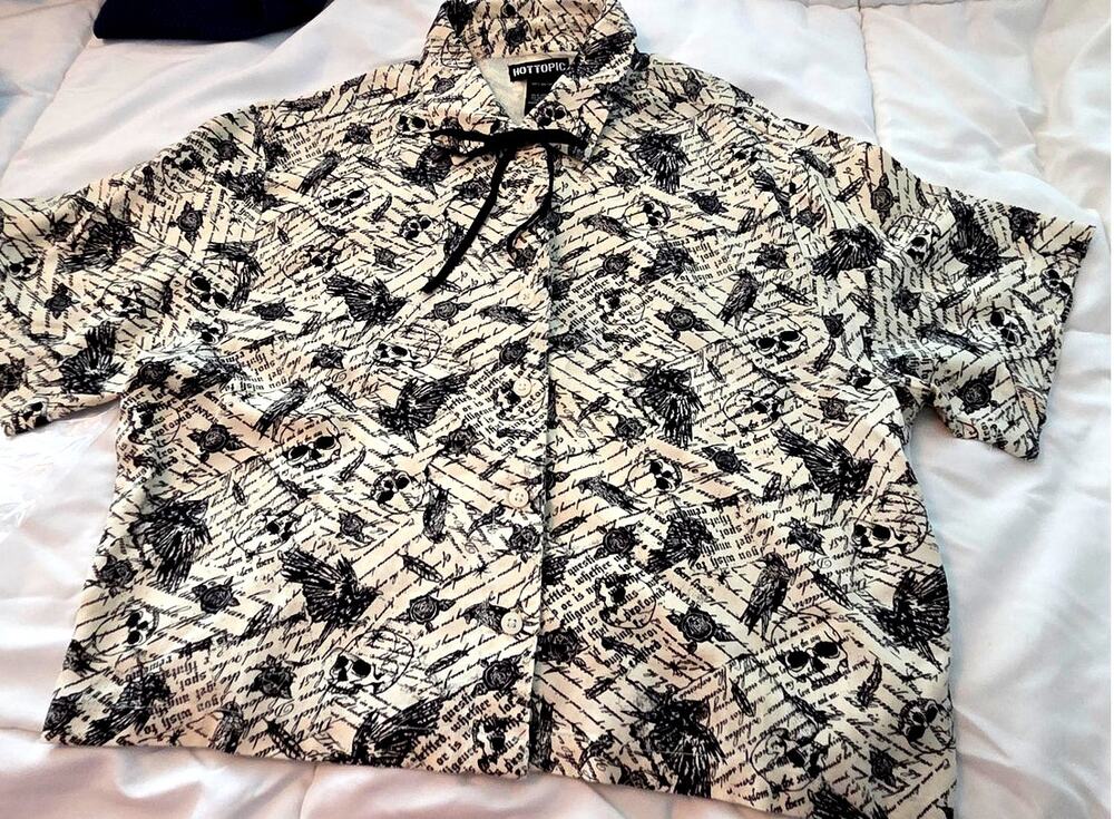Hot Topic Ivory Raven Skull Crop Woven Button-Up Shirt - S